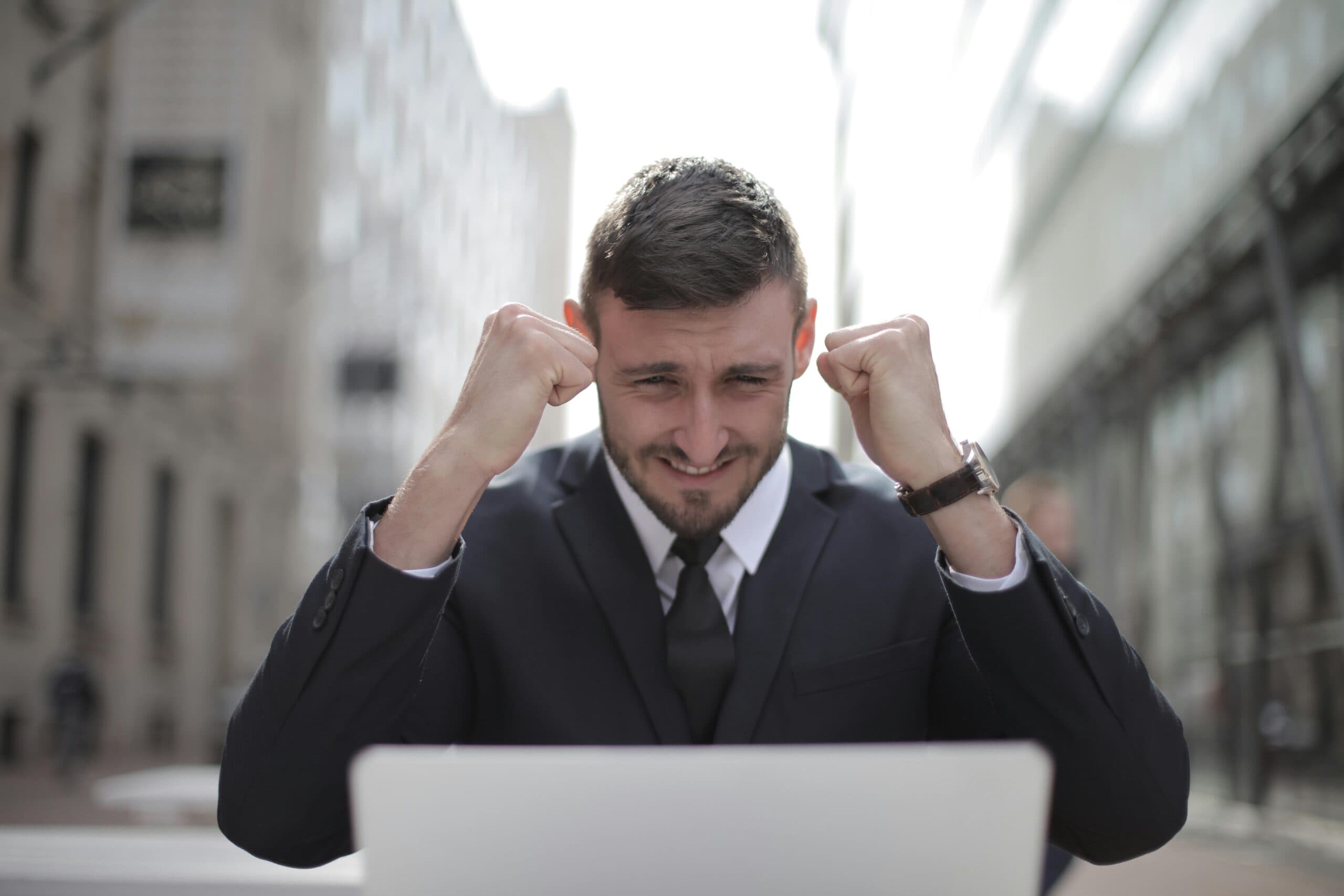 How Notaries Handle Last-Minute Real Estate Closings